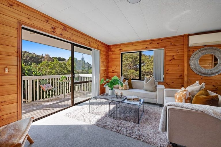 Photo of property in 16 Noeleen Street, Glenfield, Auckland, 0629