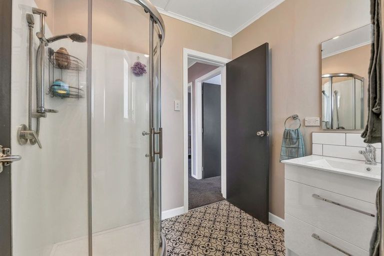 Photo of property in 33 Turakina Street, Merrilands, New Plymouth, 4312