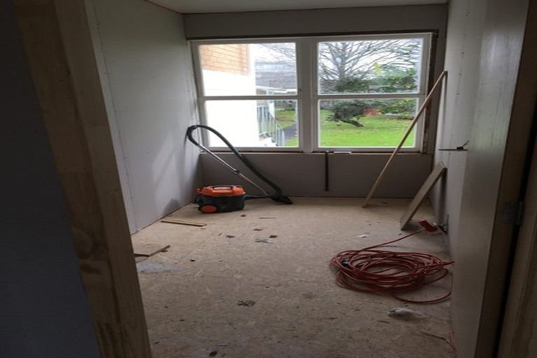 Photo of property in 52 Buscomb Avenue, Henderson, Auckland, 0610