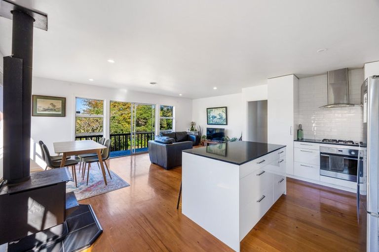 Photo of property in 34 Rauhuia Crescent, Parau, Auckland, 0604