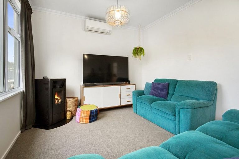 Photo of property in 6 Thomas Hook Street, Tawa, Wellington, 5028