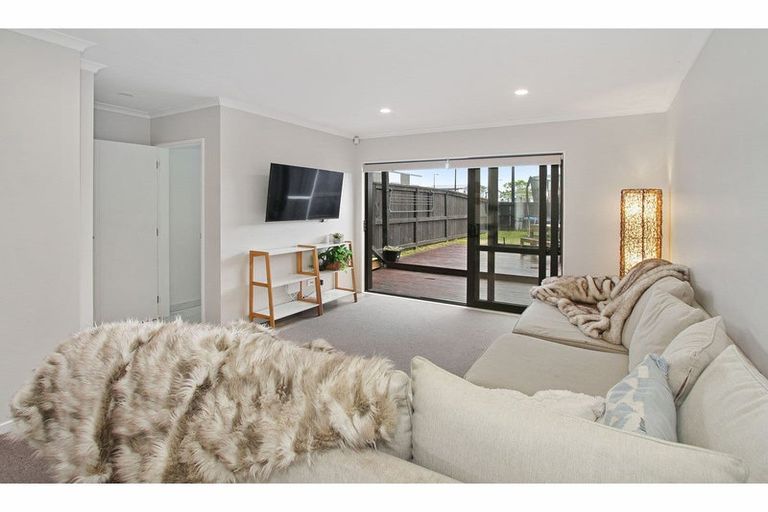 Photo of property in 8b Lumbarda Drive, Kumeu, 0810