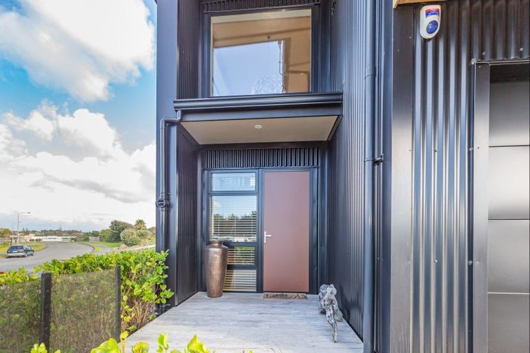 Photo of property in 61 Kent Avenue, Waitarere Beach, Levin, 5510