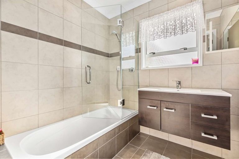 Photo of property in 14 Harbour Crest Drive, Waiuku, 2123