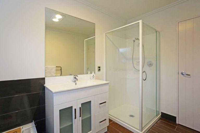 Photo of property in 23 Edgewater Parade, Waiuku, 2123