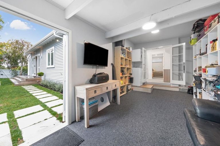 Photo of property in 24 Walmer Road, Point Chevalier, Auckland, 1022