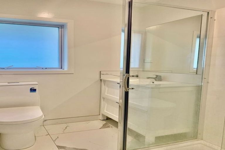 Photo of property in 2/300 Lake Road, Hauraki, Auckland, 0622