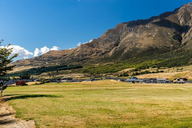 Photo of property in 28 Cunninghams Drive, Jacks Point, Queenstown, 9371