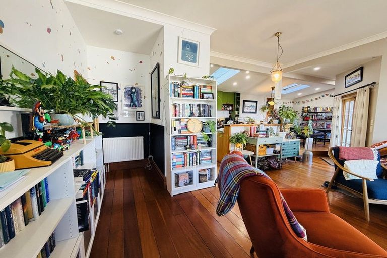 Photo of property in 285 Karaka Bay Road, Karaka Bays, Wellington, 6022