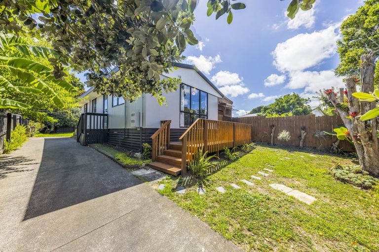 Photo of property in 2/16 Barneys Farm Road, Clendon Park, Auckland, 2103