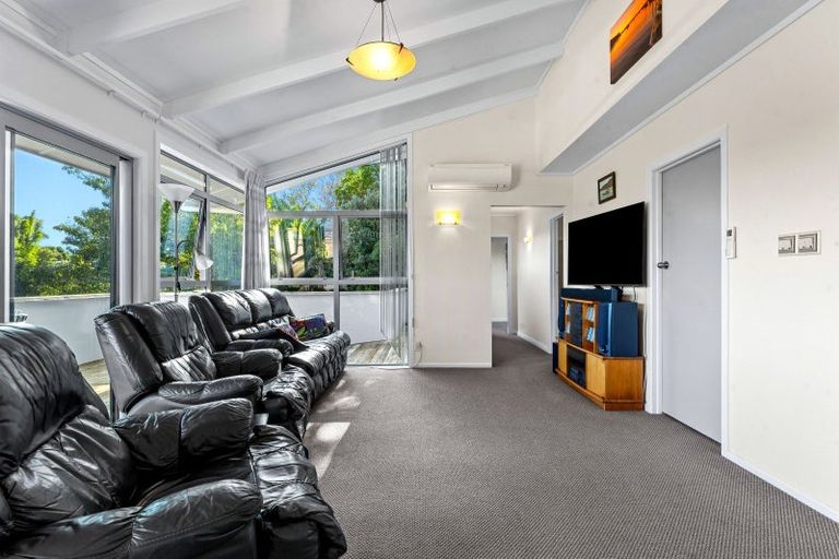 Photo of property in 11 Springbank Lane, Te Atatu Peninsula, Auckland, 0610