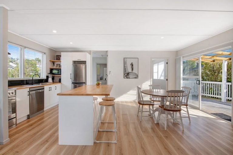 Photo of property in 5 Maori Hut Road, Red Beach, 0932