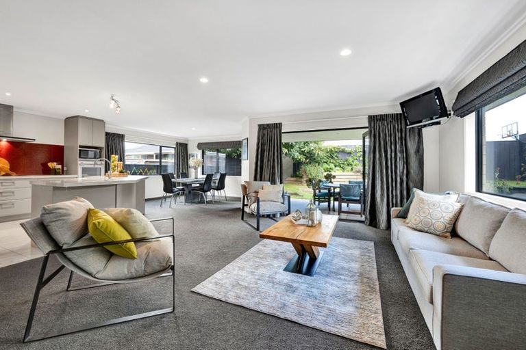 Photo of property in 28 Paynters Avenue, Strandon, New Plymouth, 4312