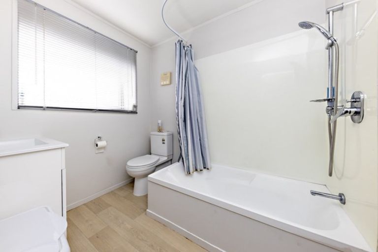 Photo of property in 34 Frobisher Way, Clendon Park, Auckland, 2103