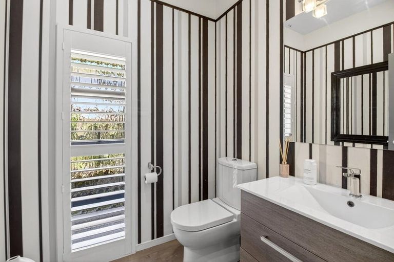 Photo of property in 28 Connemara Court, West Harbour, Auckland, 0618