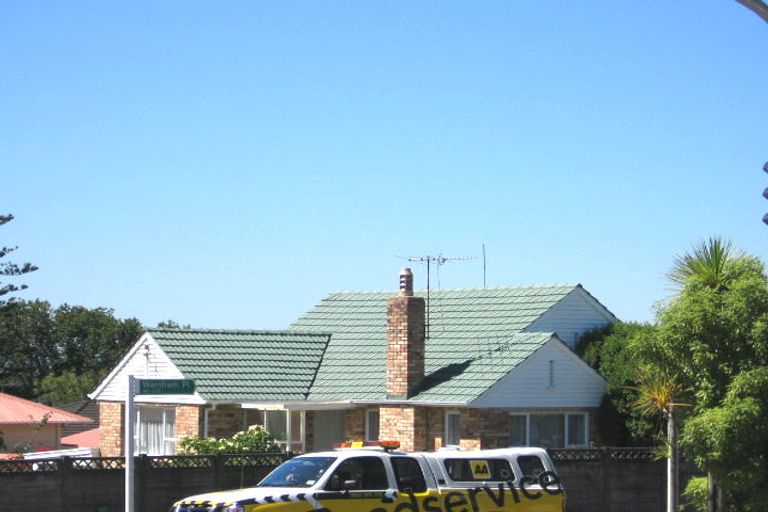 Photo of property in 174 Onewa Road, Northcote, Auckland, 0626