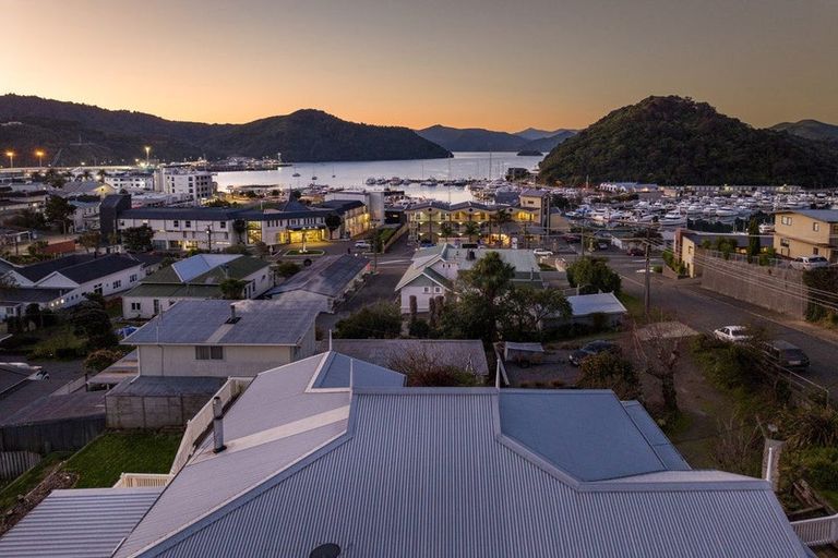 Photo of property in 5 Taranaki Street, Picton, 7220