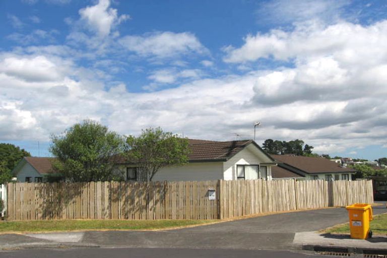 Photo of property in 2/16 Cabello Place, Unsworth Heights, Auckland, 0632