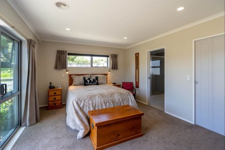 Photo of property in 4 Petrel Close, Paraparaumu Beach, Paraparaumu, 5032