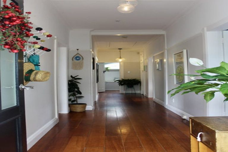 Photo of property in 18 Fernlea Avenue, Karori, Wellington, 6012