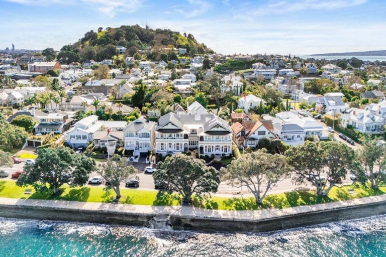 Photo of property in 2/5 King Edward Parade, Devonport, Auckland, 0624