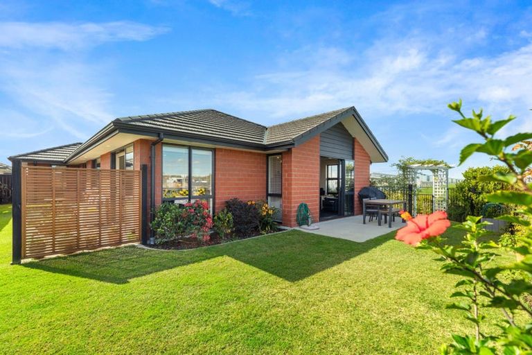 Photo of property in 1 Waikiwi Way, Papamoa, 3118