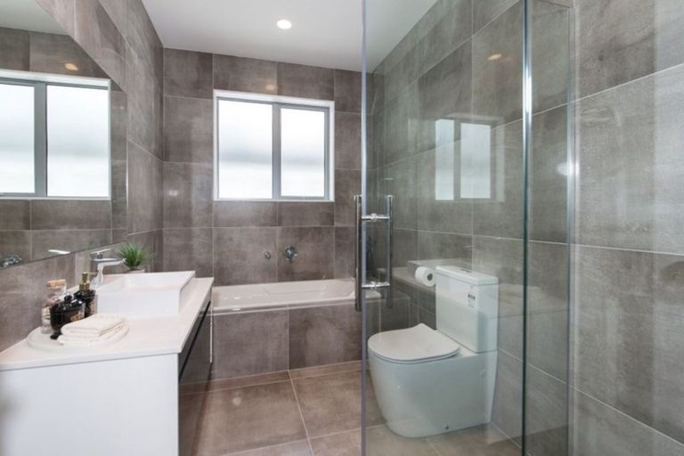 Photo of property in 1 Fred White Drive, Kumeu, 0810