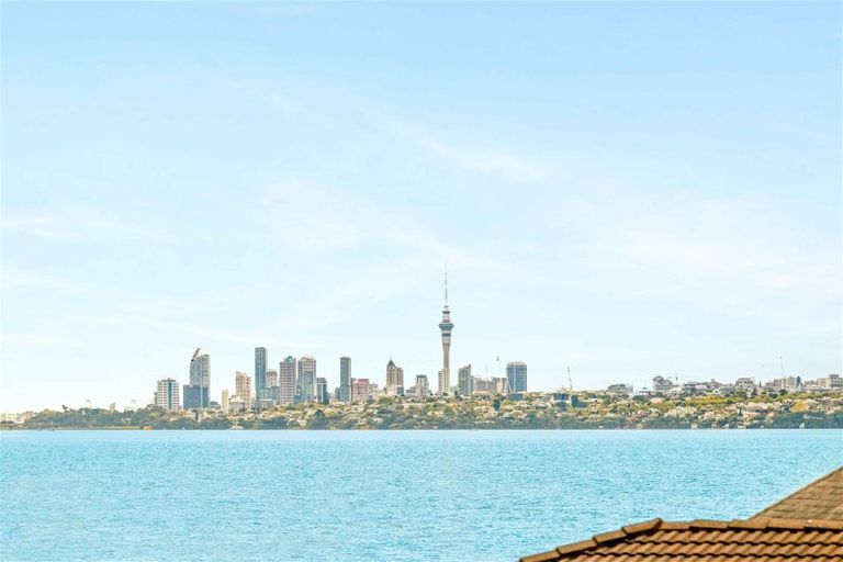 Photo of property in 122 Beach Road, Te Atatu Peninsula, Auckland, 0610