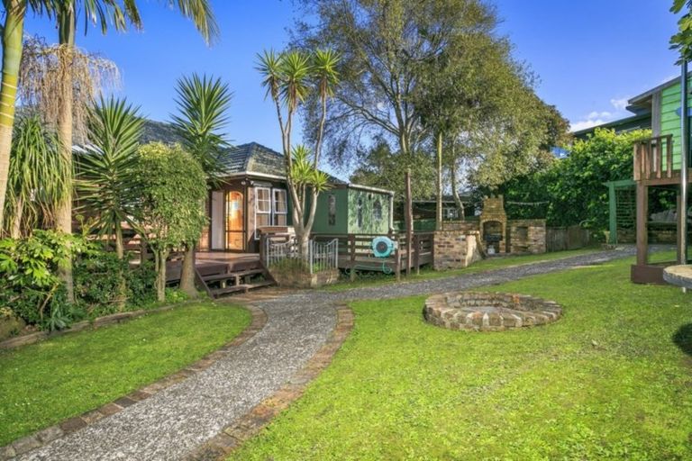 Photo of property in 27-29 Wairau Road, Forrest Hill, Auckland, 0627