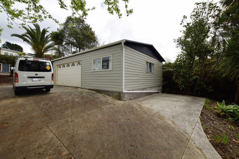 Photo of property in 21 Grassmere Road, Henderson Valley, Auckland, 0612