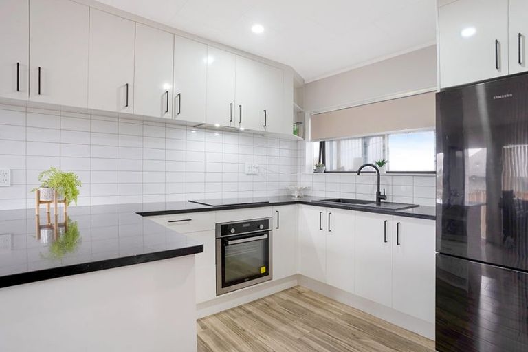 Photo of property in 2/10 Charisma Place, Randwick Park, Auckland, 2105