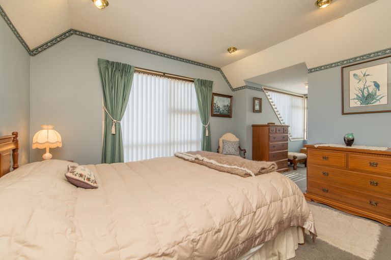 Photo of property in 2 Kent Lodge Avenue, Avonhead, Christchurch, 8042