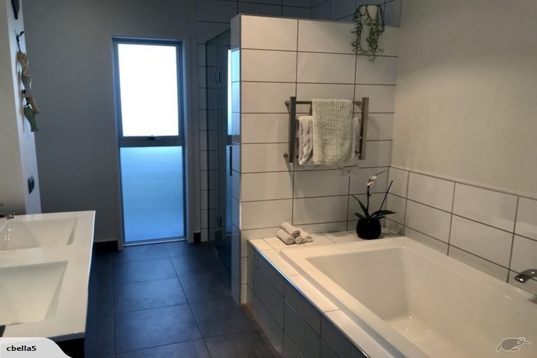 Photo of property in 9a Baring Terrace, Strandon, New Plymouth, 4312