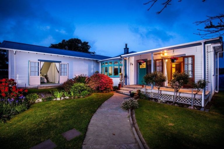 Photo of property in 39 Waiwaka Terrace, Strandon, New Plymouth, 4312