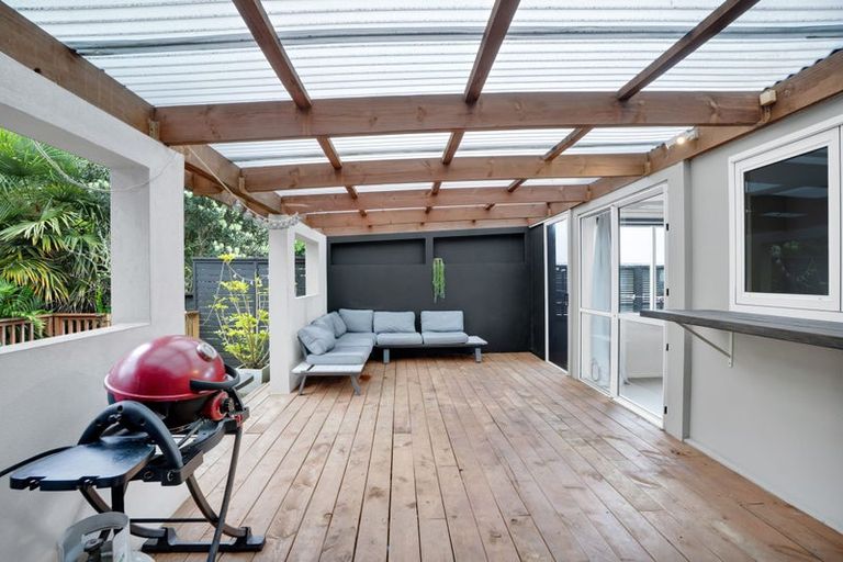 Photo of property in 70 Seaview Road, Marfell, New Plymouth, 4310