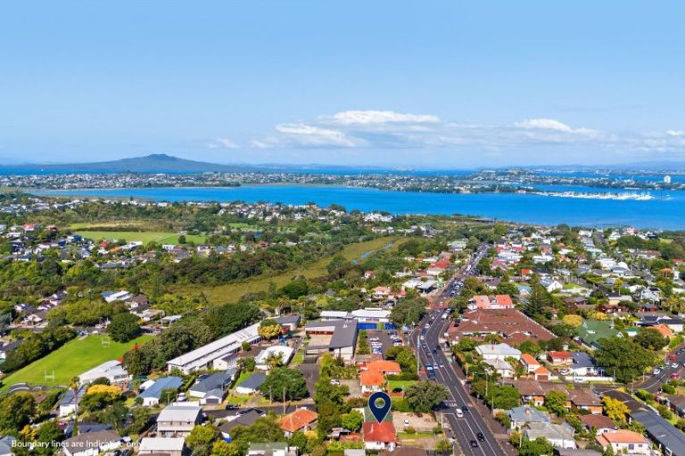 Photo of property in 81 Onewa Road, Northcote, Auckland, 0627