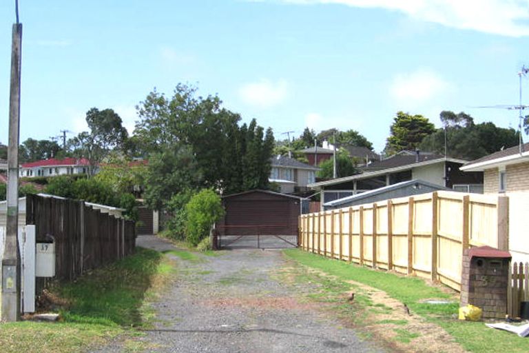 Photo of property in 39 Thornlow Street, Glendene, Auckland, 0602