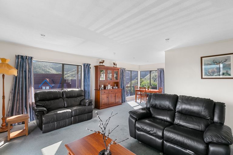 Photo of property in 9 Kapil Grove, Khandallah, Wellington, 6035