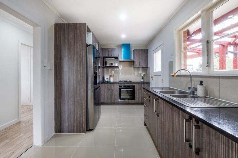 Photo of property in 10 Beaubank Road, Kelston, Auckland, 0602