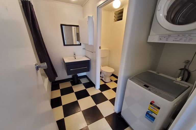 Photo of property in Churchill Flats, 213 The Terrace, Wellington Central, Wellington, 6011