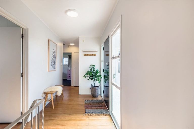 Photo of property in 33 Pupuke Road, Birkenhead, Auckland, 0627