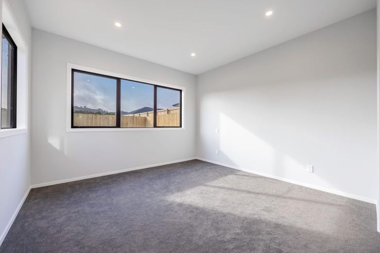 Photo of property in 15 Mcindoe Road, Kumeu, 0810