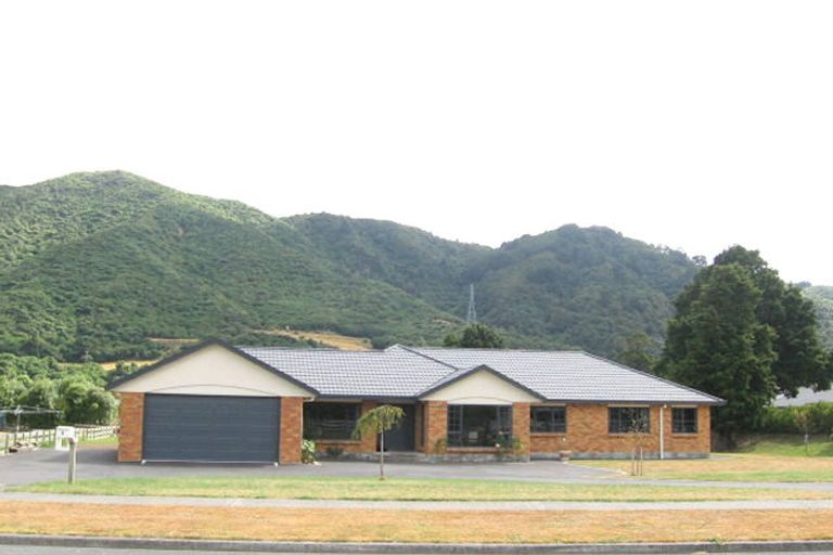 Photo of property in 2 Malcolm Gillies Grove, Totara Park, Upper Hutt, 5018