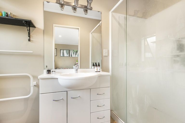 Photo of property in 37 Ironstone Place, Randwick Park, Auckland, 2105