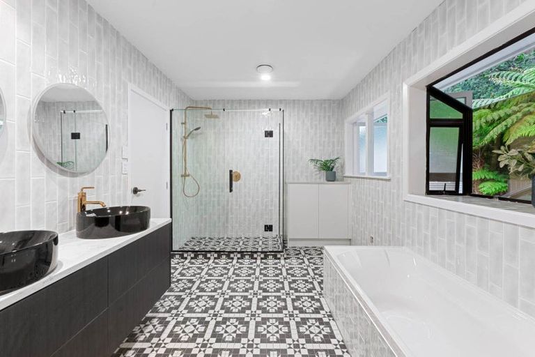 Photo of property in 11 Scenic Drive, Hillpark, Auckland, 2102