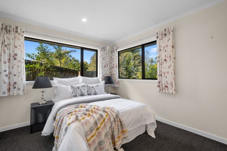 Photo of property in 2 Bintulu Place, Fairview Heights, Auckland, 0632