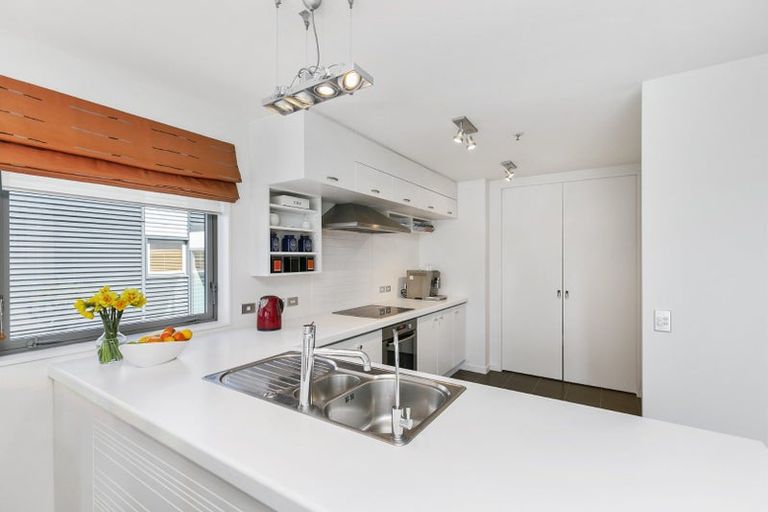 Photo of property in Montreaux Apartments, 10i/164 The Terrace, Wellington Central, Wellington, 6011