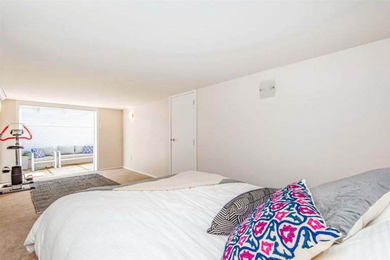 Photo of property in 2/52 Aberdeen Road, Campbells Bay, Auckland, 0620