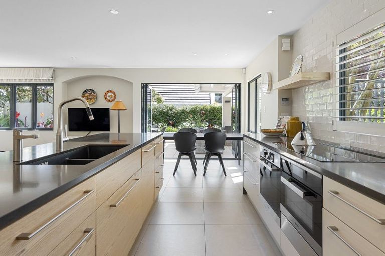 Photo of property in 37 Thornycroft Street, Fendalton, Christchurch, 8052