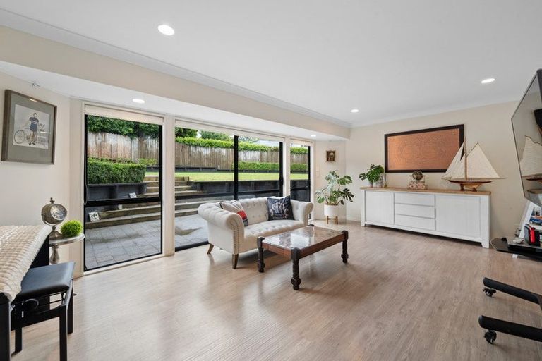 Photo of property in 9 Chisbury Terrace, Shelly Park, Auckland, 2014